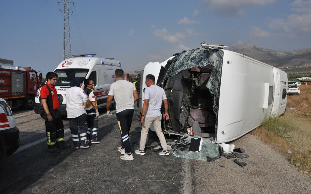 Mersin'de 2 Servis Aracı Ve Otomobil Çarpıştı 2 Ölü, 35 Yaralı 1