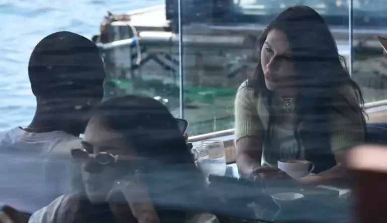 Ryan Babel Sevgilisiyle Boğaz’da Kahvaltıda1