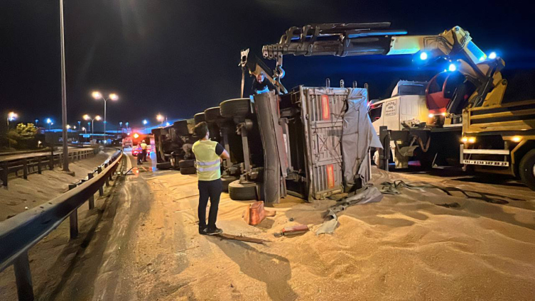 Tonlarca Buğday Otoyolda Ulaşımı Aksattı1