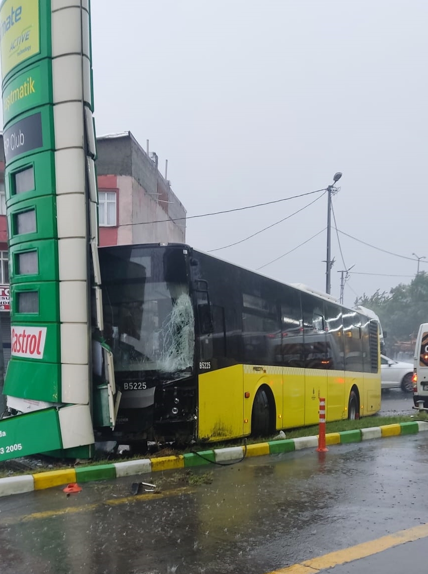 Avcılar'da İett Otobüsü 3 Araca Çarptı