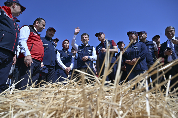 Bakan Yumaklı Yerli Ve Milli Buğday Çeşitlerinin Hasadına Katıldı2