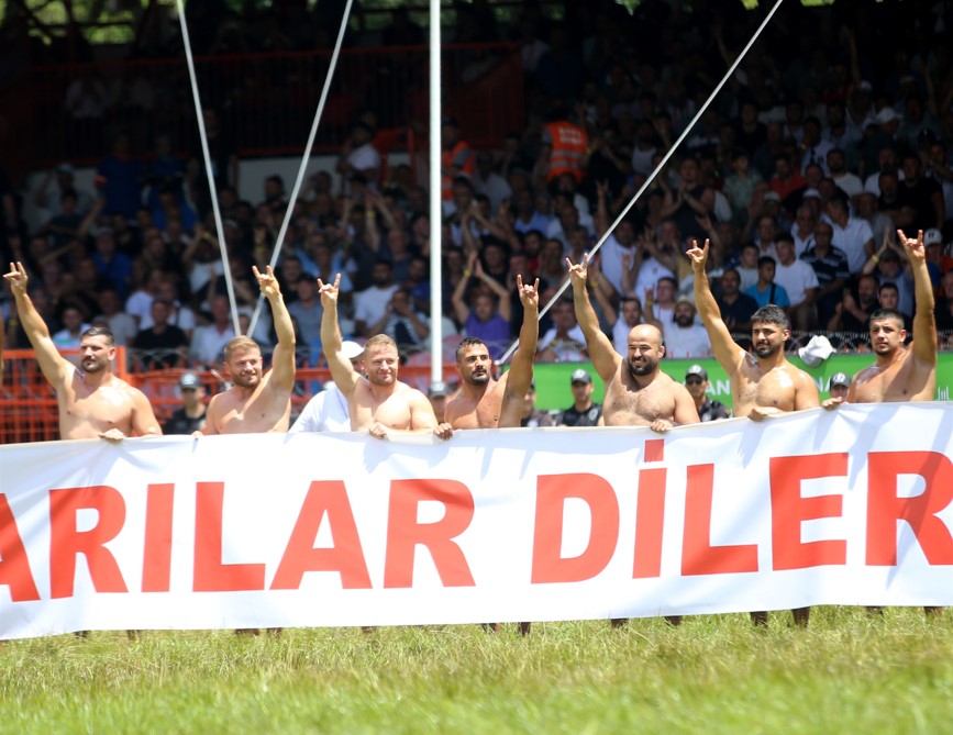 Başpehlivanlardan Er Meydanında ‘Bozkurt’ Işareti2