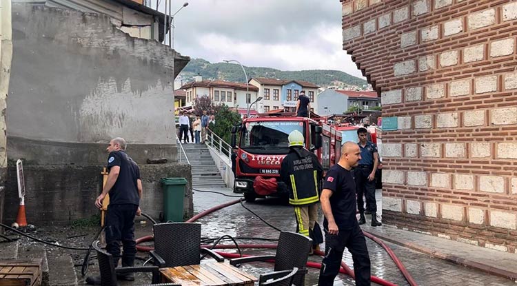 Bursa Da Çıkan Yangında 3 Katlı Bina Yandı 2