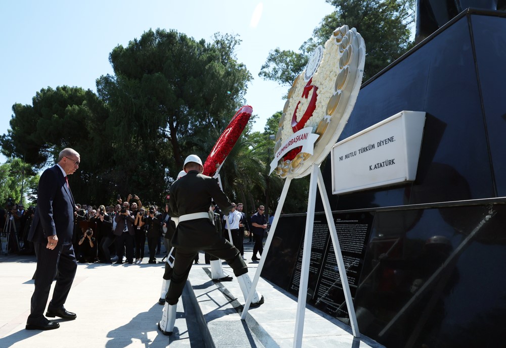 Cumhurbaşkanı Erdoğan, Kktc'de Atatürk Anıtına Çelenk Sundu (2)