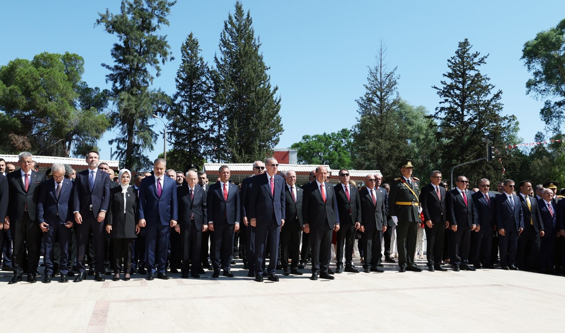 Cumhurbaşkanı Erdoğan, Kktc'de Atatürk Anıtına Çelenk Sundu4