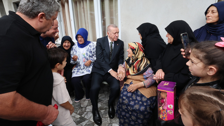 Cumhurbaşkanı Erdoğan’dan Rize'de Komşularına Ziyaret1