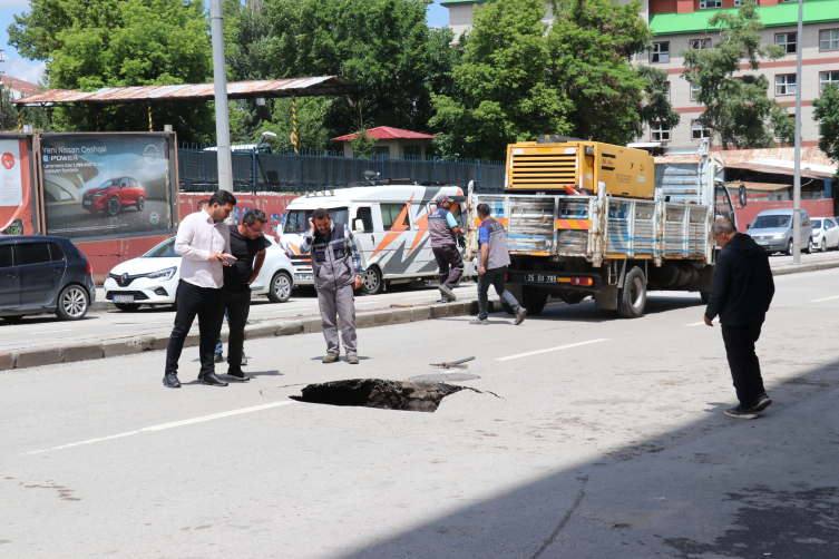 Erzurum'da Şiddetli Yağış Sonrası Yol Çöktü1