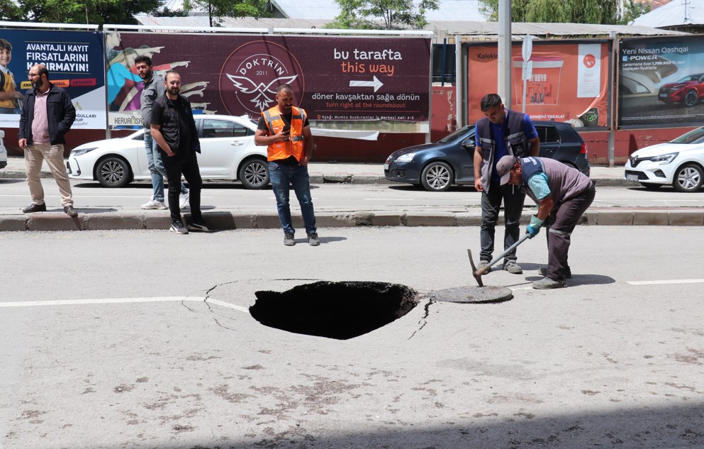 Erzurum'da Şiddetli Yağış Sonrası Yol Çöktü2