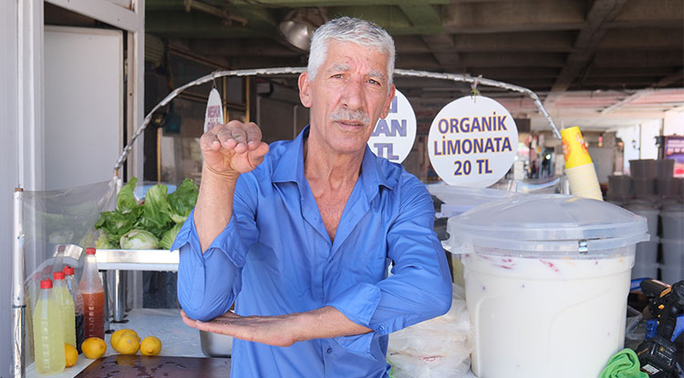 Fenomen Çiğ Köfteci Beslediği Yılan Tarafından Isırıldı 1