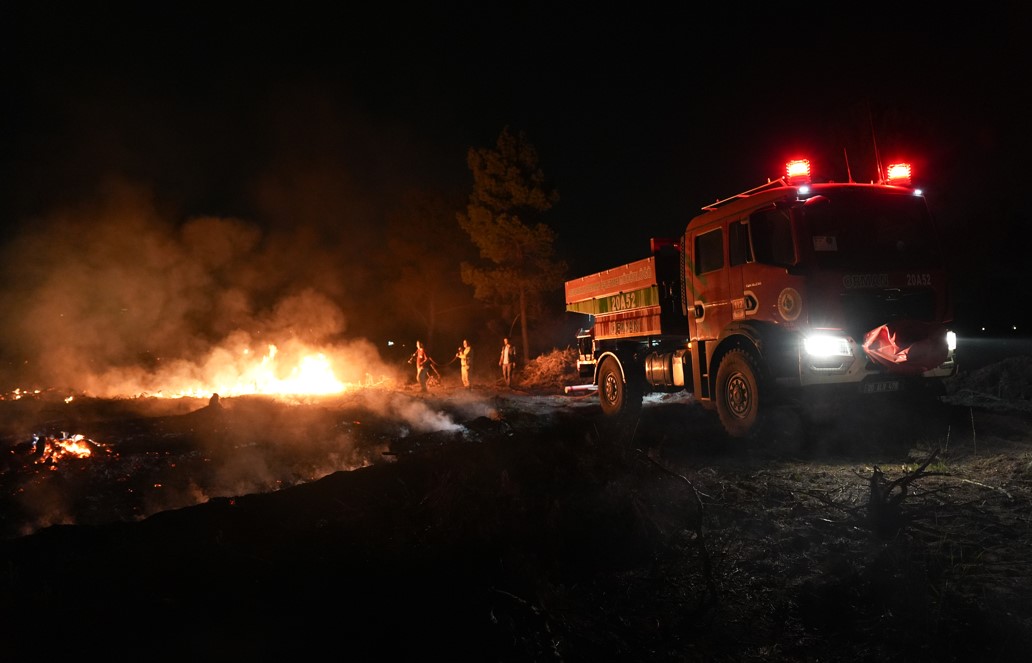 İzmir’de Ormanlık Alanda Çıkan Yangına Müdahale Sürüyor3