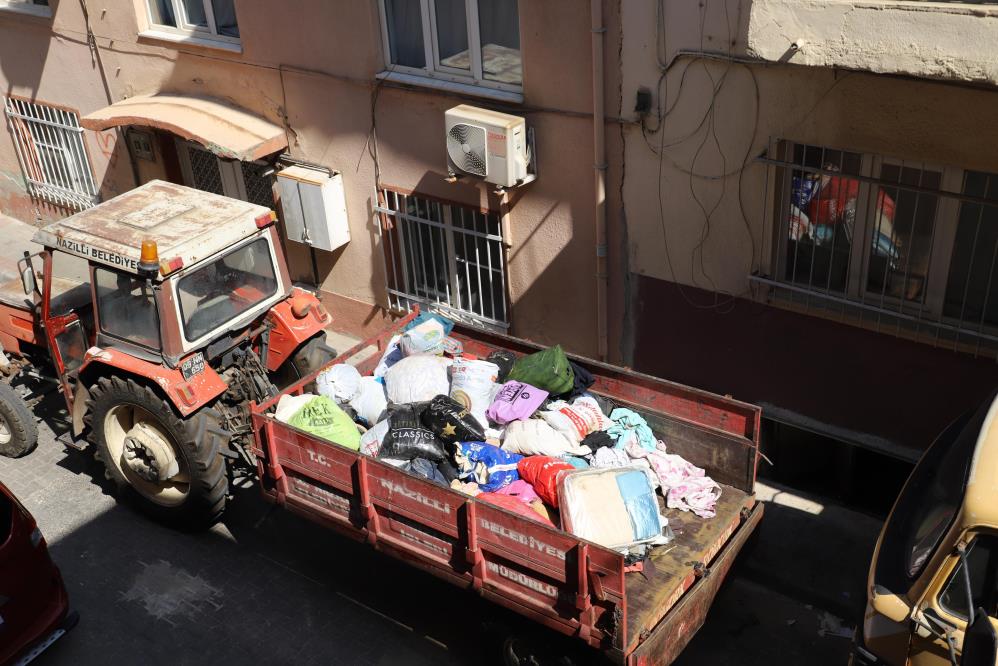 Kötü Koku Yayılan Evden 7 Kamyon Çöp Çıktı