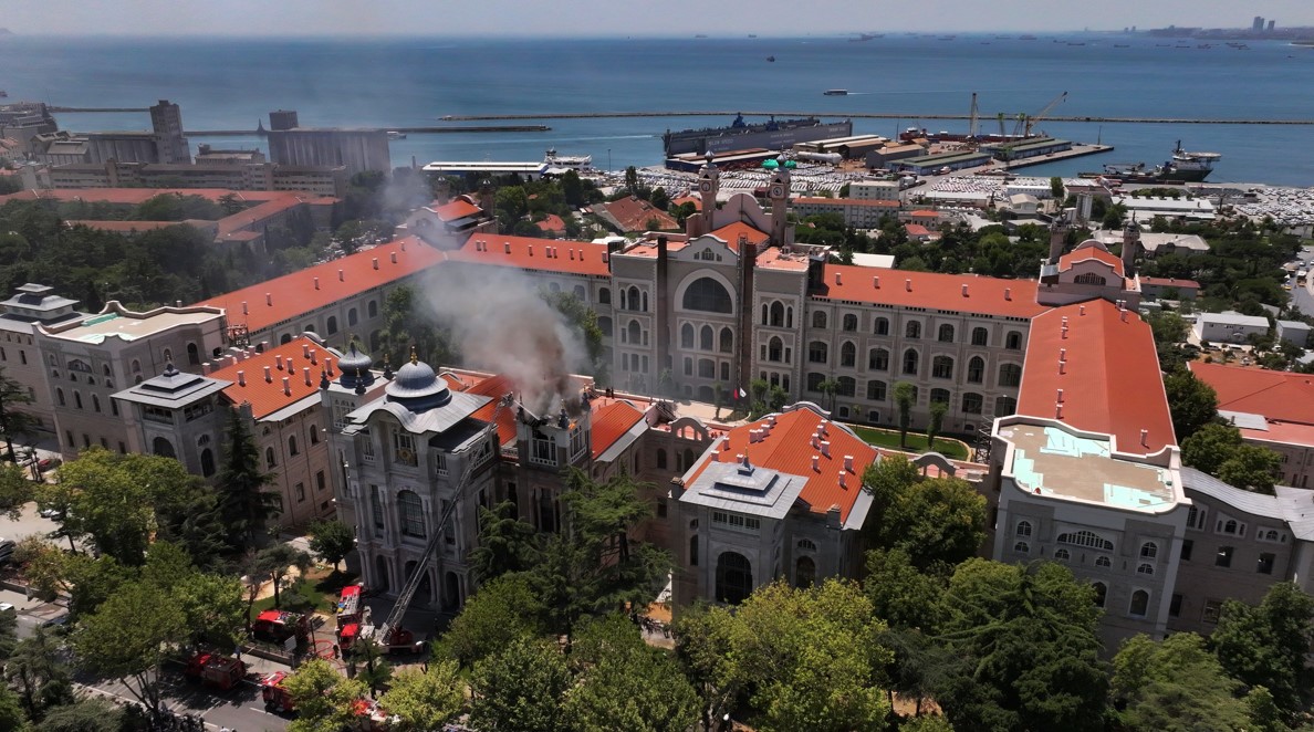 Sağlık Bilimleri Üniversitesi'nin Çatı Katında Yangın3