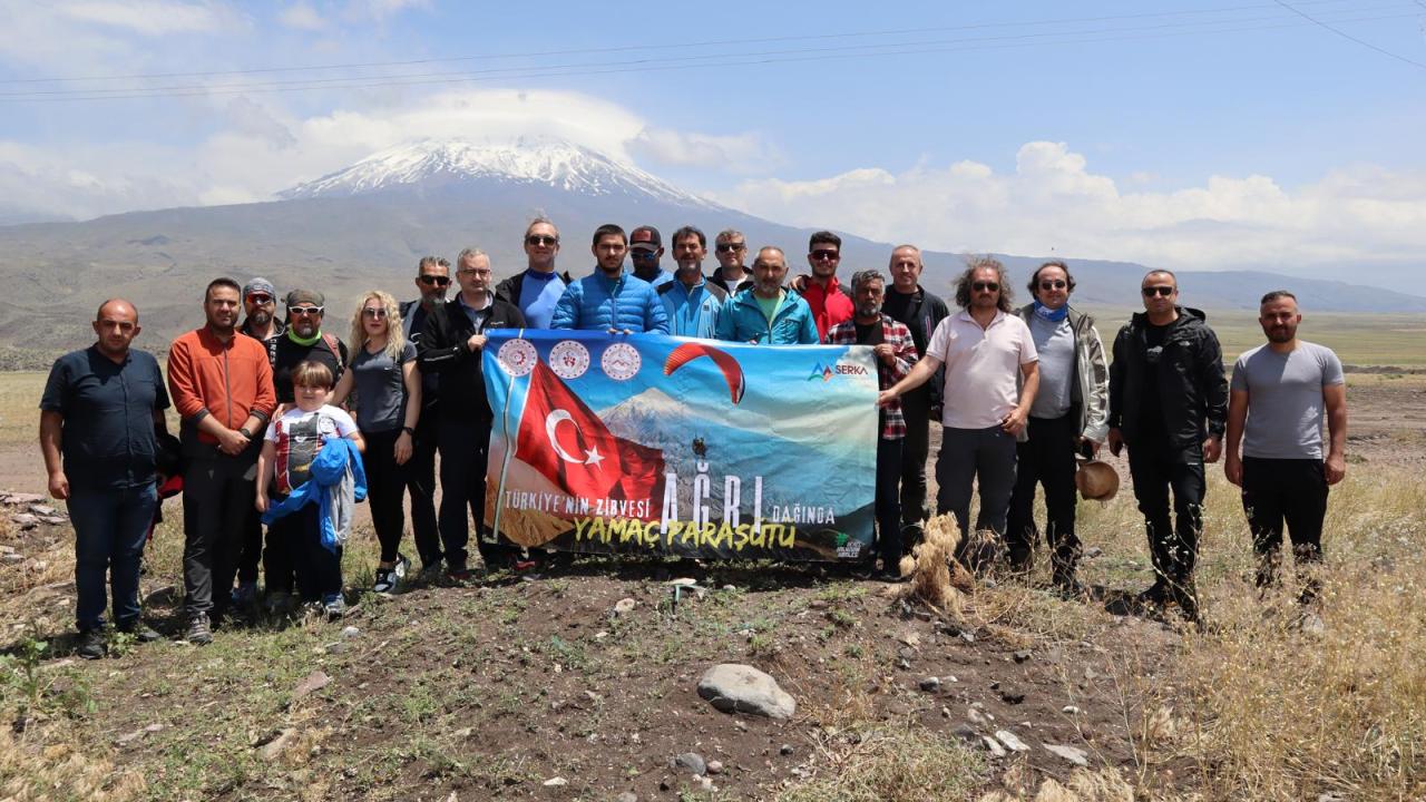 Tırmandığı Ağrı Dağı'ndan Paraşütle Indi