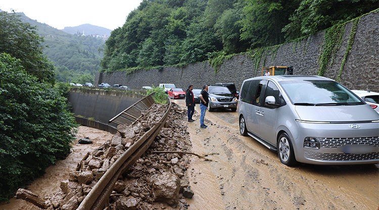 Trabzon’un 3 Ilçesinde Su Taşkını Ve Heyelanlar Meydana Geldi 2