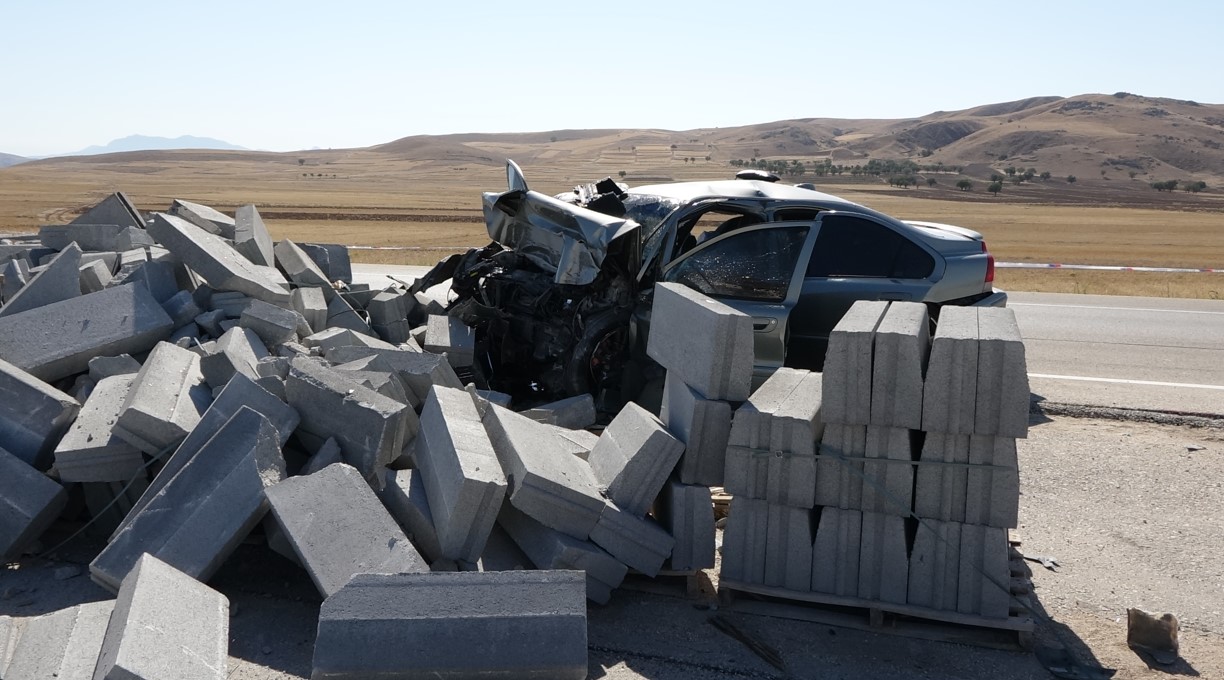 Burdur’da Karı Koca Feci Kazada Can Verdi, Çocukları Yaralandı1