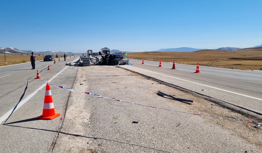 Burdur’da Karı Koca Feci Kazada Can Verdi, Çocukları Yaralandı2