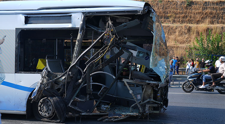 İstanbul’da Feci Kaza Metrobüsler Birbirine Girdi 2