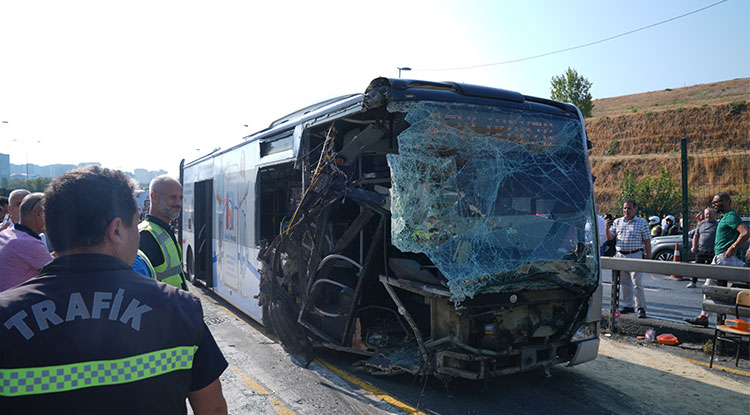 İstanbul’da Feci Kaza Metrobüsler Birbirine Girdi