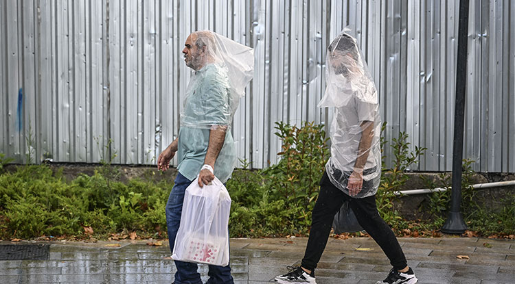 İstanbul’da Sağanak Yollar Göle Döndü, Araçlar Ilerlemekte Güçlük Çekti. 3