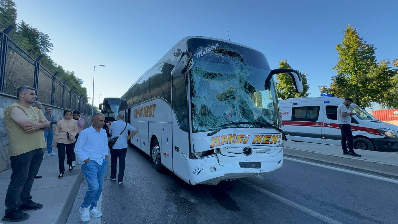 İstanbul’da Yolcu Otobüsü İett Otobüsüne Çarptı2