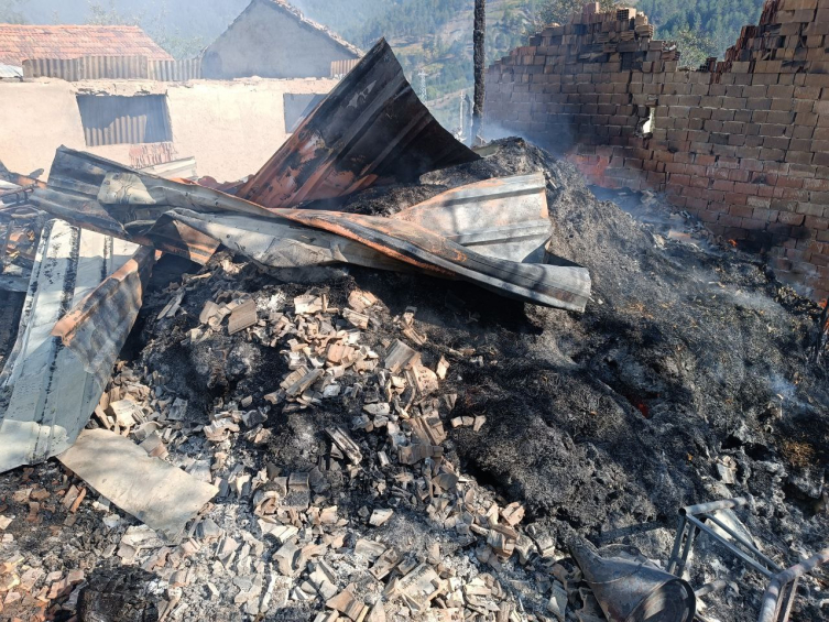 Kastamonu'da Yangın 3 Ev Küle Döndü1