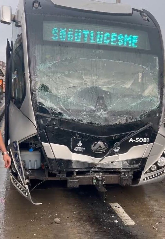 Avcılar'da Iki Metrobüs Çarpıştı2