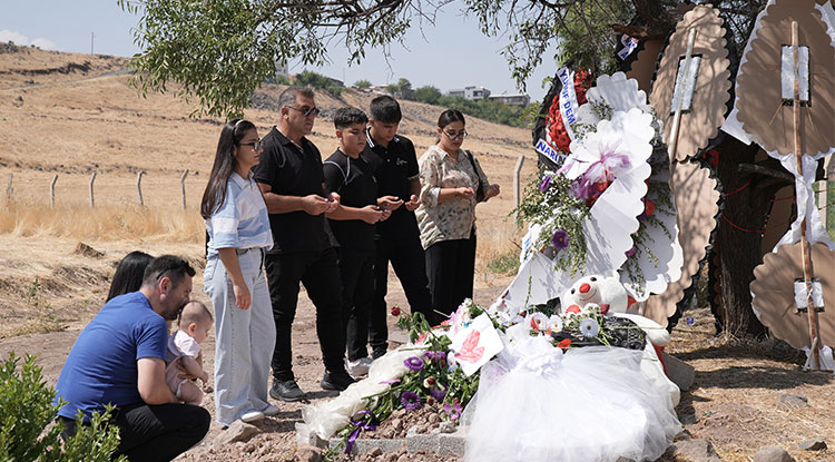 Diyarbakır'da Narin Güran'ın Mezarına Ziyaretler Sürüyor 1