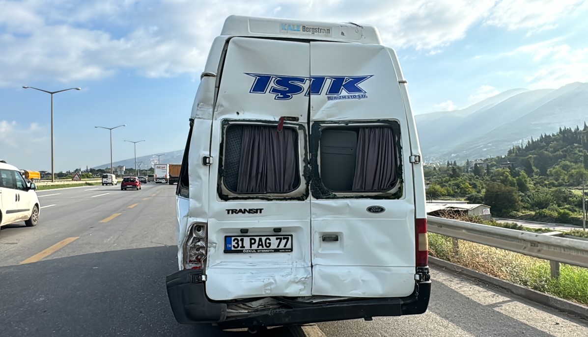 Hatay'da Yakıt Tankeriyle Çarpışan Işçi Servisindeki 11 Kişi Yaralandı1