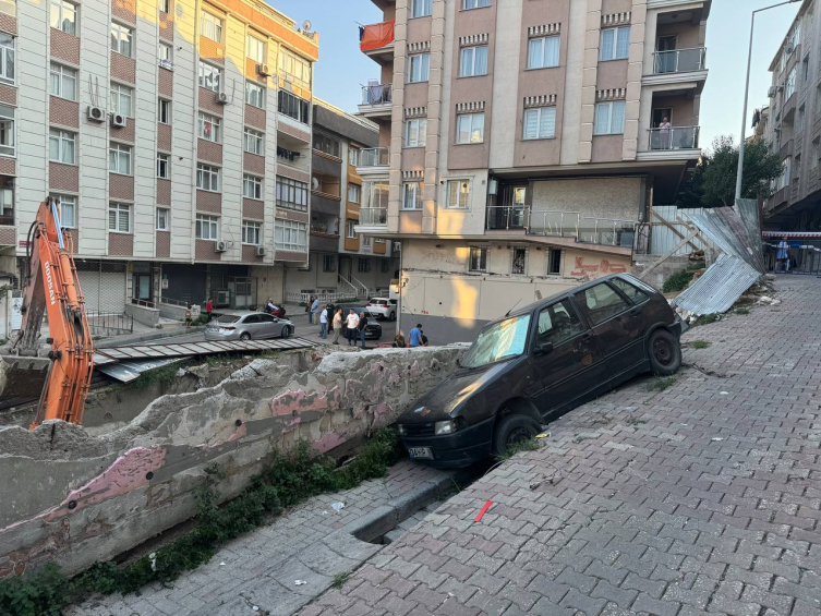 İstanbul'da Binanın Istinat Duvarı Kısmen Çöktü1