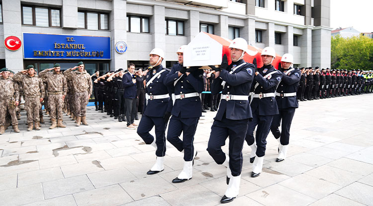 İstanbul'da Şehit Olan Polis Memuru Için Cenaze Töreni Düzenlendi