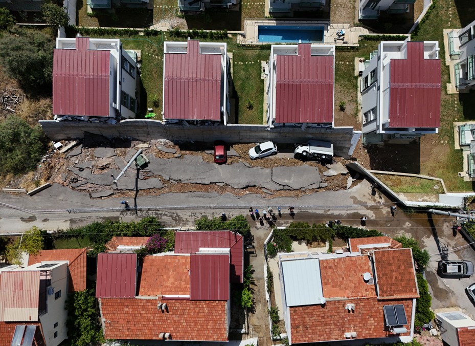 İzmir Menderes'te Sağanak Sonrası Yol Çöktü, Bazı Ev Ve Iş Yerlerini Su Bastı