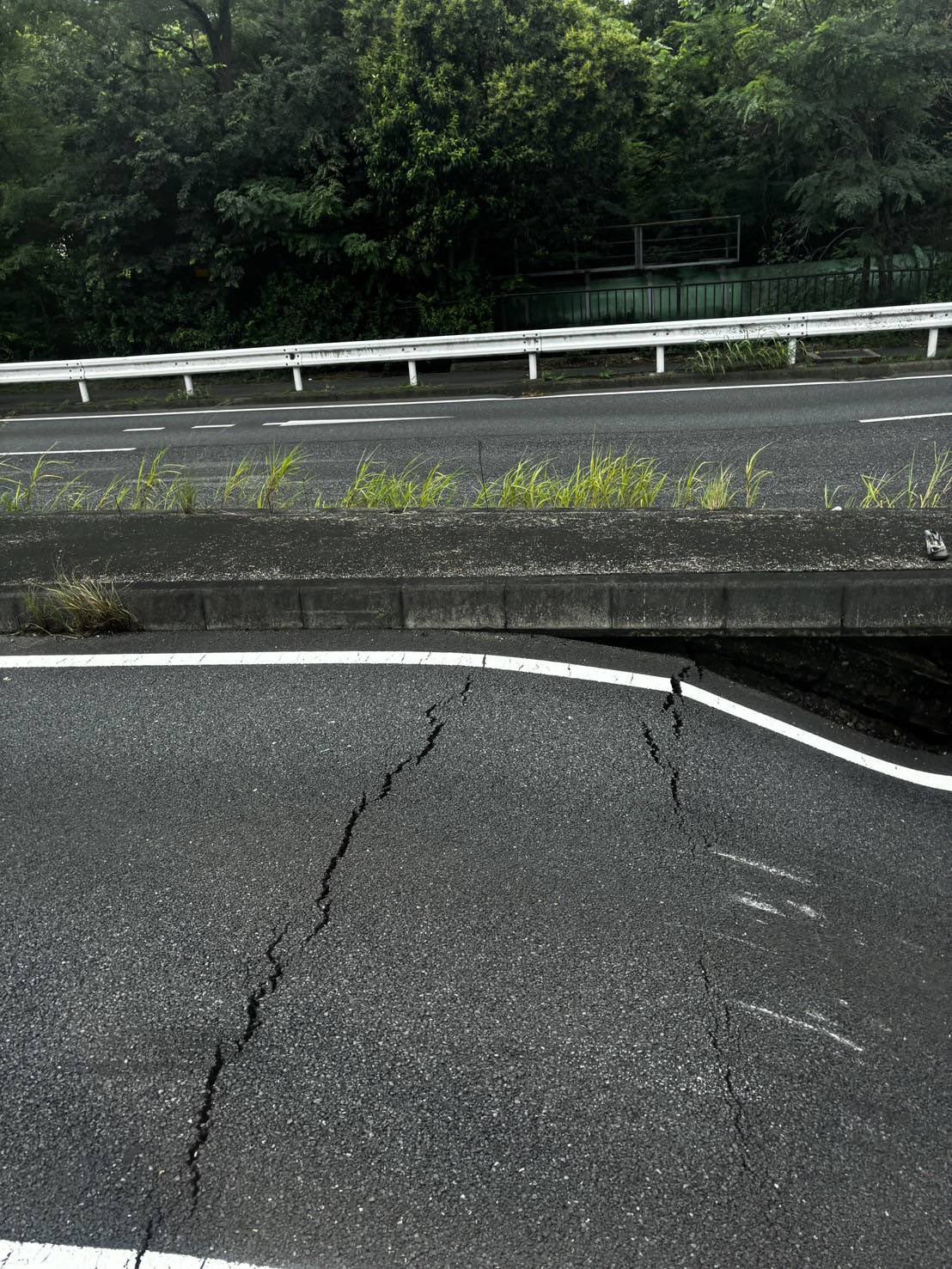 Japonya’da 4 Şeritli Otoyol Çöktü, Facianın Eşiğinden Dönüldü2