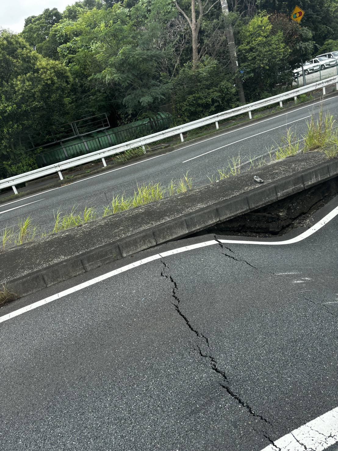 Japonya’da 4 Şeritli Otoyol Çöktü, Facianın Eşiğinden Dönüldü3