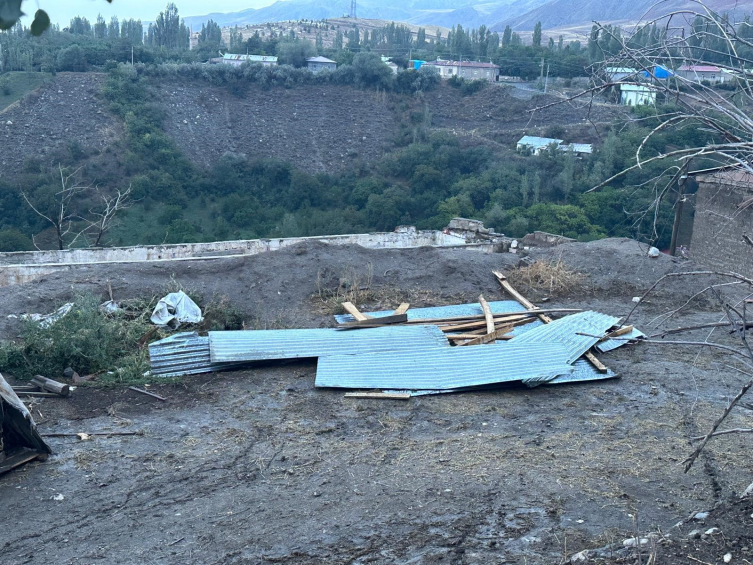 Kars'ta Şiddetli Rüzgar Çatıları Uçurdu1