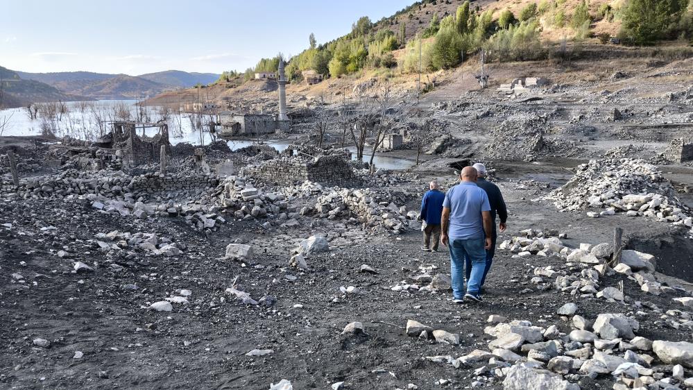 Kuraklık 14 Yıl Sonra Asırlık Köyü Ortaya Çıkarttı4