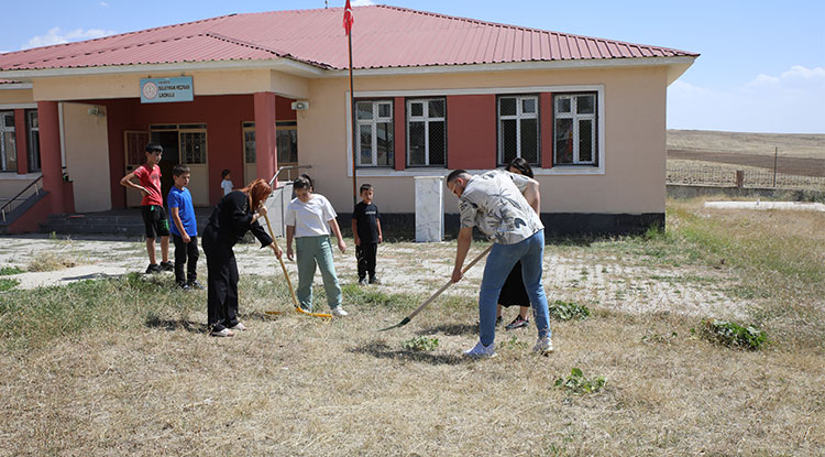 Öğretmenler, Velilerle Omuz Omuza Vererek Okulu Yeni Döneme Hazırladı 1