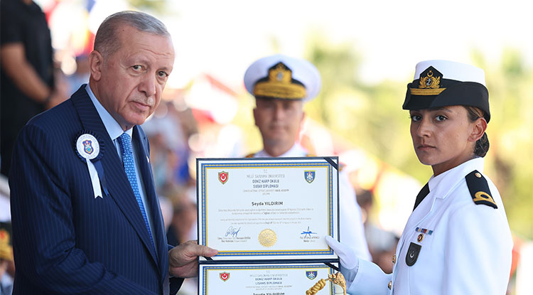 T S K Tarihinde Bir Ilk Kara, Hava Ve Deniz Harp Okulları’nın Birincileri Kadın Teğmenler Oldu.1