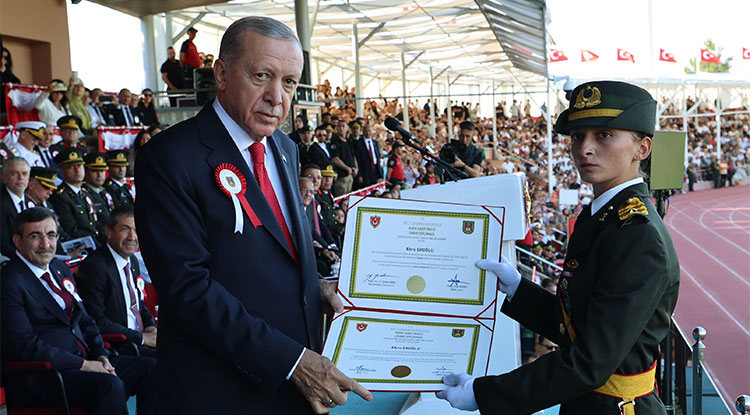 T S K Tarihinde Bir Ilk Kara, Hava Ve Deniz Harp Okulları’nın Birincileri Kadın Teğmenler Oldu.2