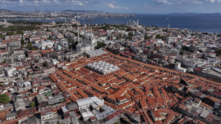 Turistler İstanbul'u Kapalıçarşı'nın Yenilenen Çatısından Görüyor1