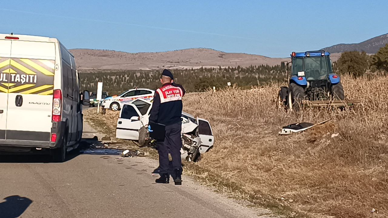 Afyonkarahisar'da Okul Servisi Ile Otomobil Çarpıştı1