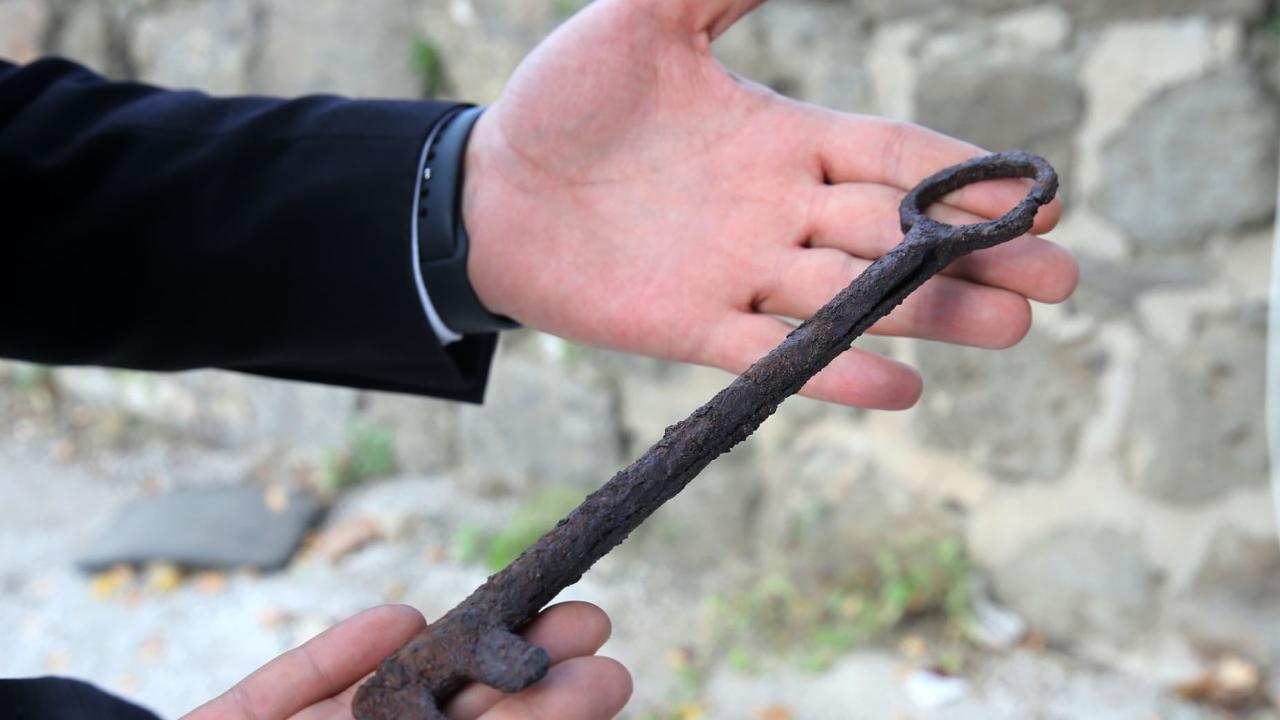 Bitlis Kalesi'nde Saraya Ait Olduğu Değerlendirilen Anahtar Ile Aparatları Bulundu