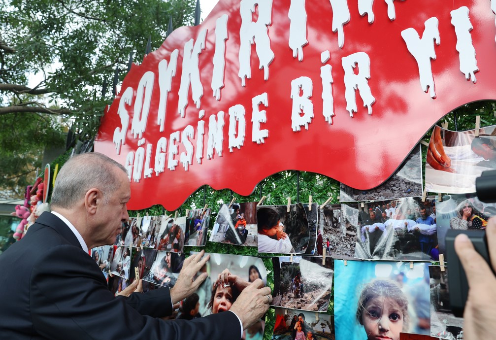 Cumhurbaşkanı Erdoğan, ‘Soykırımın Gölgesinde Bir Yıl’ Panosunu Ziyaret Etti2