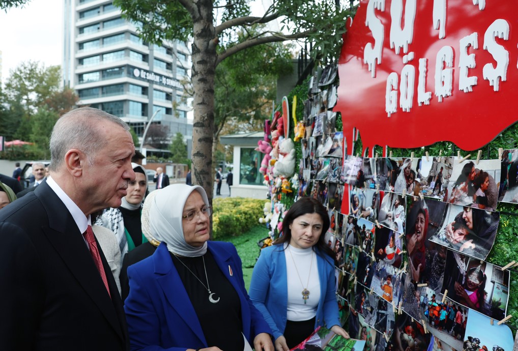 Cumhurbaşkanı Erdoğan, ‘Soykırımın Gölgesinde Bir Yıl’ Panosunu Ziyaret Etti3