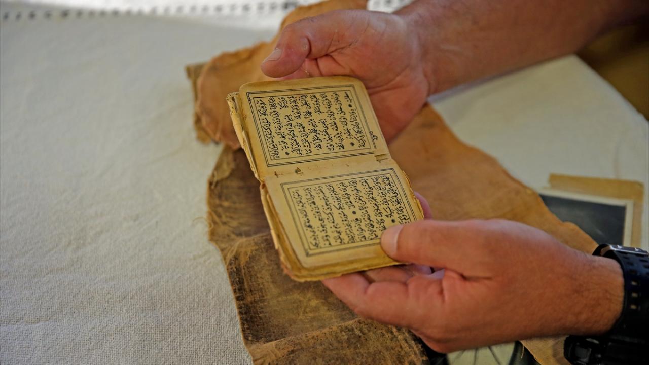 Gazi Dedesinin 110 Yıllık Kur'an'ına Gözü Gibi Bakıyor