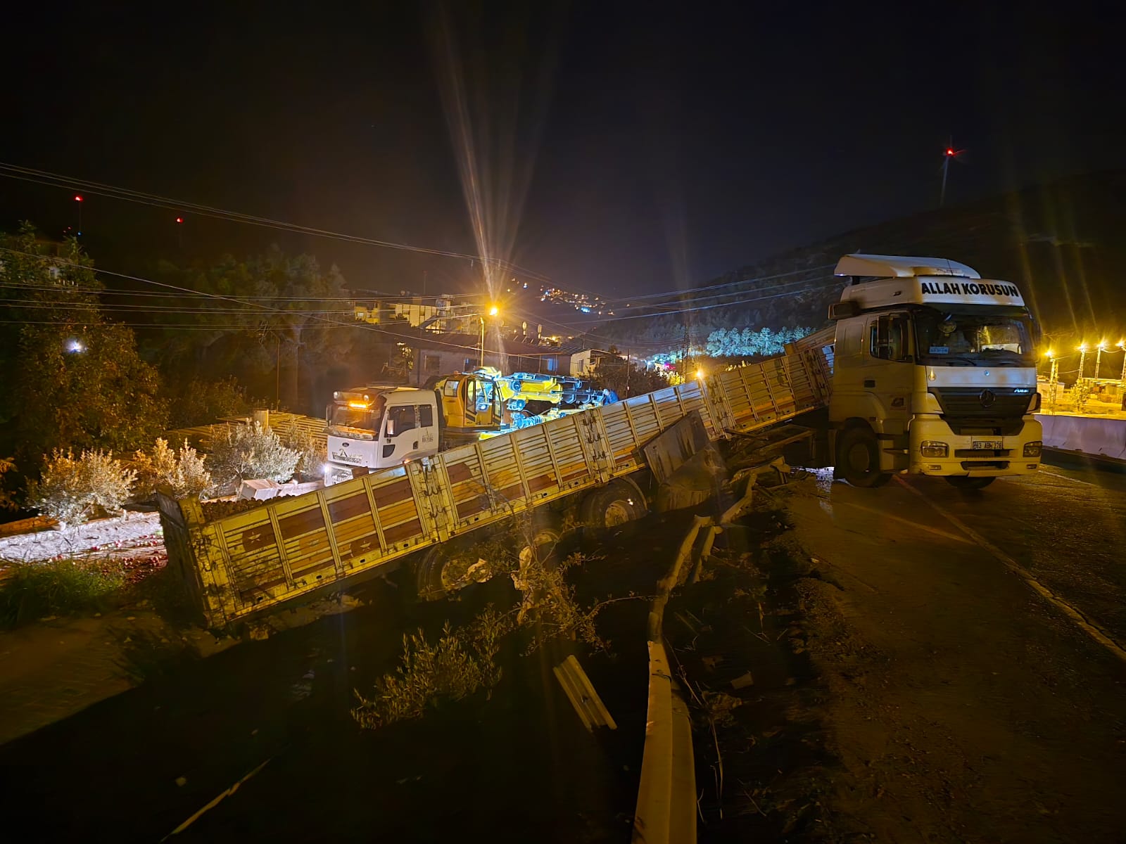 Hatay'da Şarampole Düşen Tırdaki Domatesler Yola Saçıldı1