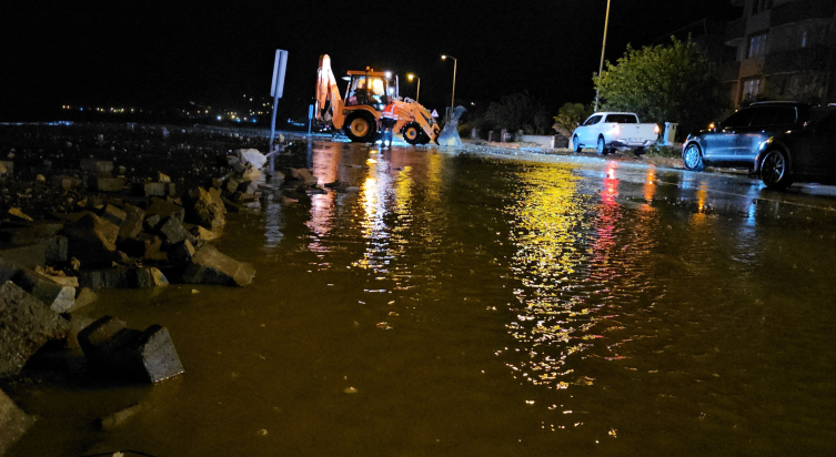 Kastamonu'da Dev Dalgalar Cide Bartın Kara Yolunda Su Birikintileri Oluşturdu1