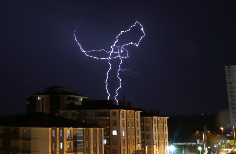 Kastamonu'da Şimşekler Gökyüzünü Aydınlattı1