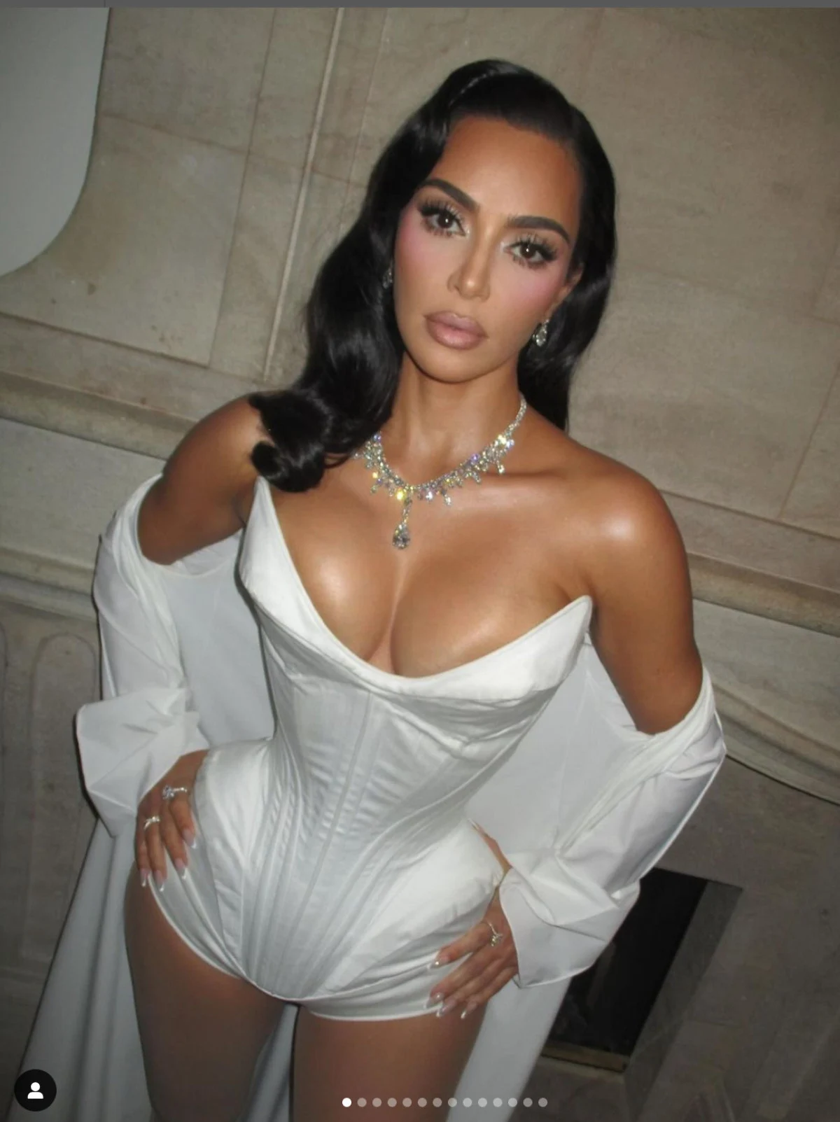 Kim Kardashian Kıvrımlarını Sergiledi2