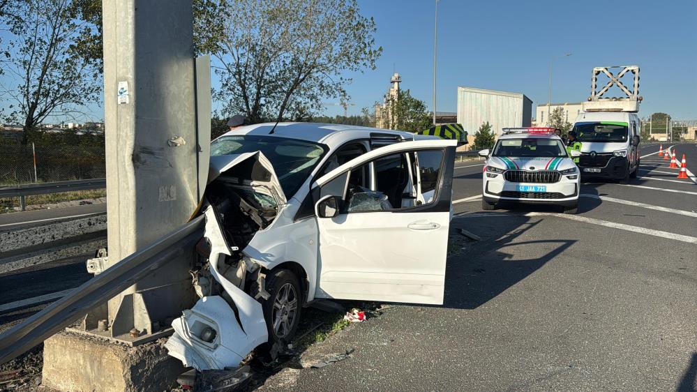 Kocaeli'de Otomobil Bariyere Ok Gibi Saplandı1