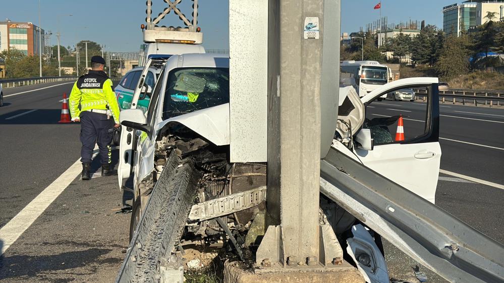 Kocaeli'de Otomobil Bariyere Ok Gibi Saplandı2